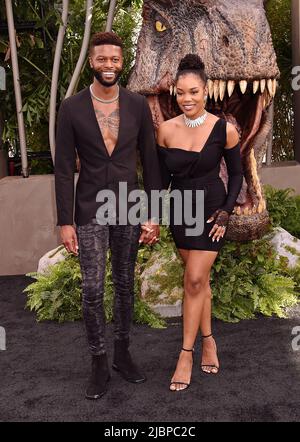 HOLLYWOOD, CA - JUIN 06 : (G-D) Alonzo Brown Slater et MEA Wilkerson assistent à la première de Universal Pictures à Los Angeles « Jurassic World Dominion » Banque D'Images