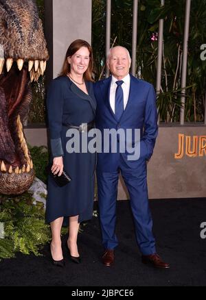 HOLLYWOOD, CA - JUIN 06 : (G-D) Kathleen Kennedy et Frank Marshall assistent à la première de Universal Pictures à Los Angeles, « Jurassic World Dominion », à l'adresse Banque D'Images