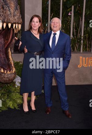 HOLLYWOOD, CA - JUIN 06 : (G-D) Kathleen Kennedy et Frank Marshall assistent à la première de Universal Pictures à Los Angeles, « Jurassic World Dominion », à l'adresse Banque D'Images