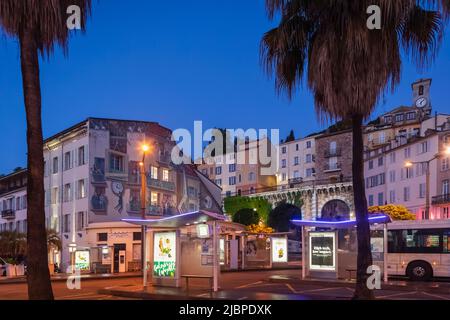 France, Côte d'Azur, Côte d'Azur, Cannes, terminal de bus et scène de rue de la région du Suquet la nuit Banque D'Images