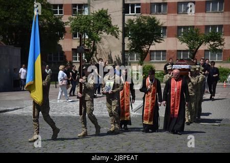 Lviv, Ukraine. 07th juin 2022. Les soldats marchaient avec le drapeau ukrainien lors de la cérémonie d'adieu du soldat décédé. Le soldat ukrainien Anton Velychko, qui est mort sur 23 mai lors d'une bataille avec les troupes russes près d'Avdiivka, dans la région de Donetsk, a été enterré au cimetière de Lychakiv à Lviv. Il s'est porté volontaire pour la guerre après que la Russie ait envahi l'Ukraine sur l'24 février et lancé une guerre à grande échelle. Crédit : SOPA Images Limited/Alamy Live News Banque D'Images