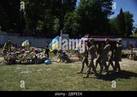 Lviv, Ukraine. 07th juin 2022. L'armée ukrainienne porte le cercueil avec le corps lors de la cérémonie d'adieu du soldat tombé. Le soldat ukrainien Anton Velychko, qui est mort sur 23 mai lors d'une bataille avec les troupes russes près d'Avdiivka, dans la région de Donetsk, a été enterré au cimetière de Lychakiv à Lviv. Il s'est porté volontaire pour la guerre après que la Russie ait envahi l'Ukraine sur l'24 février et lancé une guerre à grande échelle. (Photo de Pavlo Palamarchuk/SOPA Images/Sipa USA) crédit: SIPA USA/Alay Live News Banque D'Images