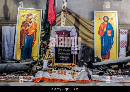 Lviv, Ukraine. 07th juin 2022. Des obus et des éclats de bombes et de missiles russes sont recueillis dans l'église pendant les funérailles. Funérailles militaires pour le soldat ukrainien, Anton, âgé de 36 ans, de Lviv, tué à Avdiivka, dans la région de Donetsk, à l'église Saint-Pierre et Paul Garrison. (Photo de Rick Mave/SOPA Images/Sipa USA) crédit: SIPA USA/Alay Live News Banque D'Images