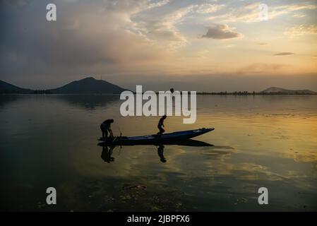 Srinagar, Inde. 04th juin 2022. Un pêcheur a vu pêcher sur un bateau sur le lac Dal au coucher du soleil. Crédit : SOPA Images Limited/Alamy Live News Banque D'Images