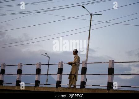 Srinagar, Inde. 24th mai 2022. Un homme repose sur un pont au coucher du soleil. Crédit : SOPA Images Limited/Alamy Live News Banque D'Images