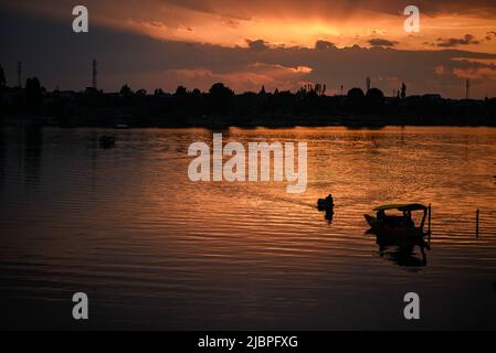 Srinagar, Inde. 24th mai 2022. Les bateaux des bateaux sont rows sur le lac Dal pendant le coucher du soleil. Crédit : SOPA Images Limited/Alamy Live News Banque D'Images