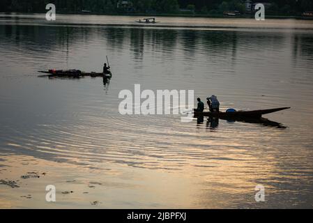 Srinagar, Inde. 24th mai 2022. Les bateaux des bateaux sont rows sur le lac Dal pendant le coucher du soleil. Crédit : SOPA Images Limited/Alamy Live News Banque D'Images