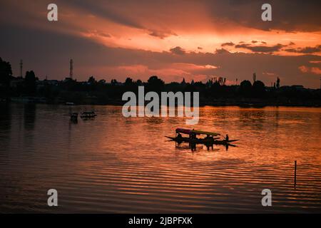 Srinagar, Inde. 24th mai 2022. Les bateaux des bateaux sont rows sur le lac Dal pendant le coucher du soleil. Crédit : SOPA Images Limited/Alamy Live News Banque D'Images