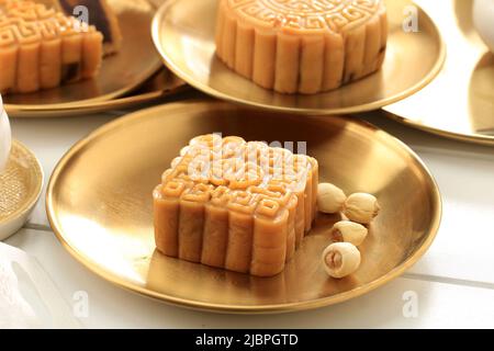 Carré Moon Cake Mooncake Chinese dessert snack pendant le festival lunaire de la mi-automne du nouvel an. Concept White Asian Bakery. Gros plan Banque D'Images