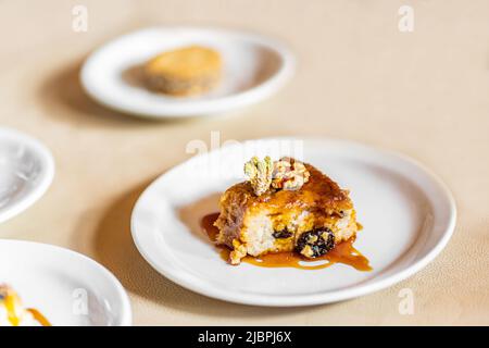 Gros plan du caramel et du lait de quinoa avec des noix et des raisins secs. Le quinoa est une plante ancienne des Andes utilisée par les autochtones du Sud Banque D'Images