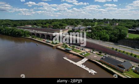 Vue aérienne de la promenade à bateaux et du quai le long de la rivière Raritan au Nouveau-Brunswick, NJ Banque D'Images