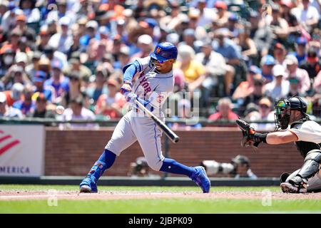 New York mets Infielder Francisco Lindor (12) atteint un double lors d'un match MLB entre New York mets et San Francisco Giants au parc Oracle en S. Banque D'Images