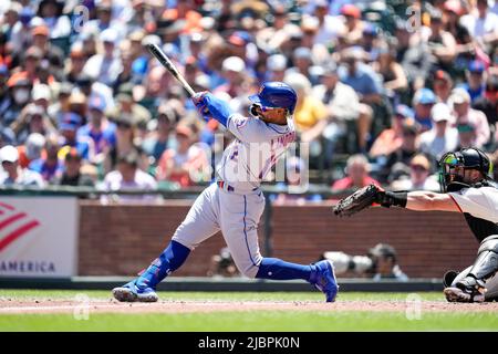 New York mets Infielder Francisco Lindor (12) atteint un double lors d'un match MLB entre New York mets et San Francisco Giants au parc Oracle en S. Banque D'Images