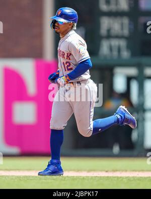 New York mets Infielder Francisco Lindor (12) gère les bases après avoir fait une course à domicile pendant un match MLB entre New York mets et San Francisco Gian Banque D'Images