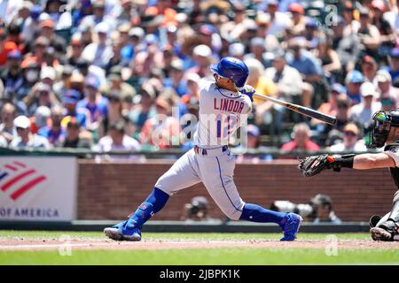 New York mets Infielder Francisco Lindor (12) atteint un double lors d'un match MLB entre New York mets et San Francisco Giants au parc Oracle en S. Banque D'Images