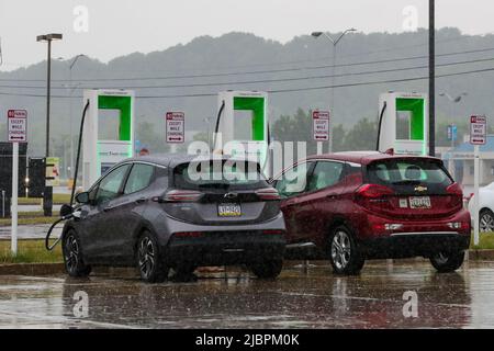 Bloomsburg, États-Unis. 07th juin 2022. Deux véhicules électriques à boulon de Chevrolet sont en train de se charger près de Bloomsburg, Pennsylvanie, sur 7 juin 2022. (Photo de Paul Weaver/Sipa USA) crédit: SIPA USA/Alay Live News Banque D'Images