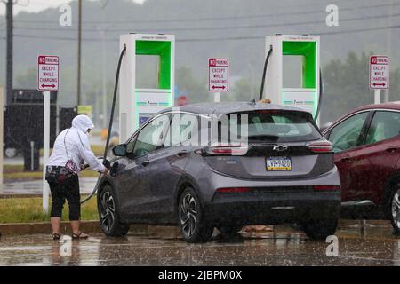 Bloomsburg, États-Unis. 07th juin 2022. Une femme charge son Chevrolet Bolt EV dans une station de charge électrify America près de Bloomsburg, Pennsylvanie, sur 7 juin 2022. (Photo de Paul Weaver/Sipa USA) crédit: SIPA USA/Alay Live News Banque D'Images