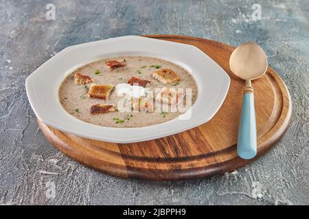 Soupe avec cinq variétés différentes de champignons. Champignons, champignons sauvages, champignons portobello, champignons chinois noirs séchés, champignons sauvages séchés Banque D'Images
