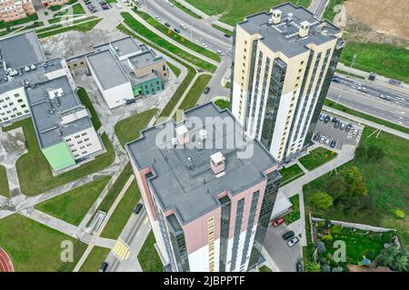 immeubles modernes à appartements de plusieurs étages. nouveau quartier résidentiel urbain. vue aérienne. Banque D'Images