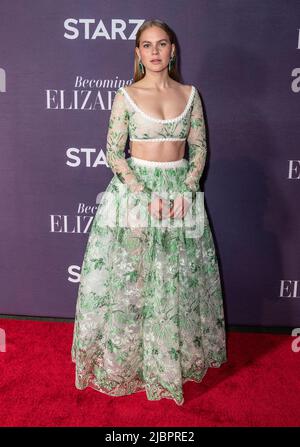 7 juin 2022, New York, New York, États-Unis: Alicia von Rittberg portant la robe de Giambattista Valli participe à la première de STARZ ''devenir Elizabeth'' à New York à l'hôtel Plaza (image de crédit: © Lev Radin/Pacific Press via ZUMA Press Wire) Banque D'Images