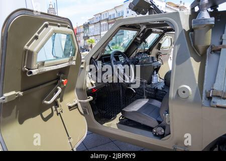 Scénario de guerre urbaine, équipement militaire à l'intérieur d'un véhicule de combat. Forces militaires de l'OTAN. Panhard M11D 4x4 M/89-91. Véhicules blindés légers. Banque D'Images