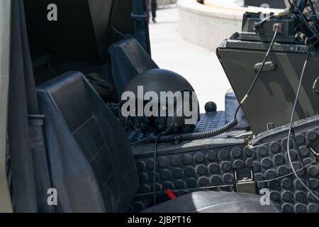 Scénario de guerre urbaine, équipement militaire à l'intérieur d'un véhicule de combat. Forces militaires de l'OTAN. Panhard M11D 4x4 M/89-91. Véhicules blindés légers. Banque D'Images