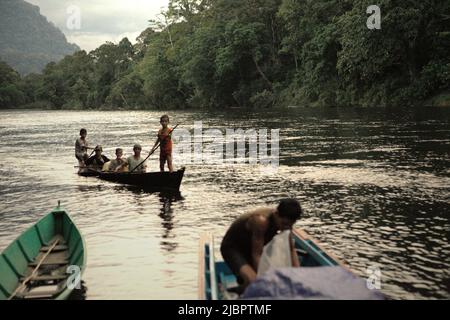 Personnes voyageant en bateau sur la rivière Manday à Nanga Raun, un village isolé situé à Kalis, Kapuas Hulu, Kalimantan occidental, Indonésie. Banque D'Images