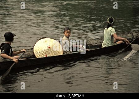 Personnes voyageant en bateau sur la rivière Manday à Nanga Raun, un village isolé situé à Kalis, Kapuas Hulu, Kalimantan occidental, Indonésie. Banque D'Images