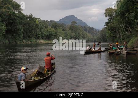 Personnes voyageant en bateau sur la rivière Manday à Nanga Raun, un village isolé situé à Kalis, Kapuas Hulu, Kalimantan occidental, Indonésie. Banque D'Images