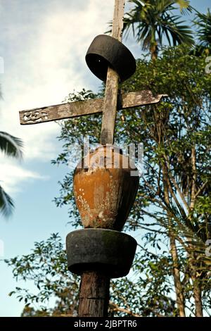 Un totem dans le village de Nanga Raun, Kalis, Kapuas Hulu, Kalimantan occidental, Indonésie. "Le pôle est un signe de la région de peuplement dans le village, ainsi qu'un symbole pour saluer les esprits ancêtres", a déclaré un aîné dans le village qui est principalement habité par la communauté indigène Orung Da'an Dayak. Banque D'Images