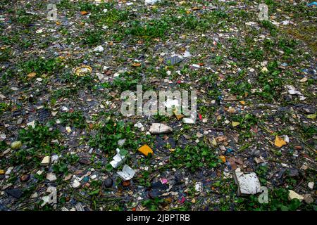 Pollution plastique massive sur le fleuve buriganga, Dhaka, Bangladesh. Banque D'Images