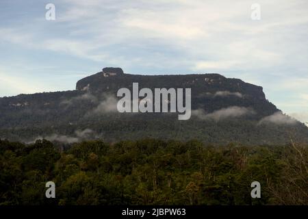 Vue sur le paysage de la forêt tropicale et Bukit Tilung, une colline sacrée selon les habitants, dans le village de Nanga Raun, Kalis, Kapuas Hulu, Kalimantan occidental, Indonésie. Banque D'Images