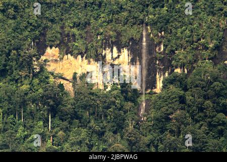 Une forêt tropicale et une chute d'eau sur la pente de la colline Bukit Tilung sont vues depuis le village de Nanga Raun à Kalis, Kapuas Hulu, Kalimantan occidental, Indonésie. Banque D'Images