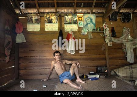 Portrait de Daniel Rajang, ancien tumenggung (chef traditionnel) de la communauté Orung Da'an Dayak, dans sa cabane agricole du village de Nanga Raun, Kalis, Kapuas Hulu, Kalimantan occidental, Indonésie. La communauté Orung Da'an avait autrefois la plus longue maison longue de Kalimantan, mais elle a disparu après un accident d'incendie il y a quelques décennies, a-t-il dit. Banque D'Images