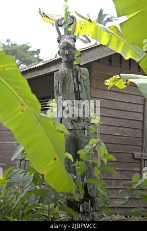 Un totem en bois de forme humaine dans le village de Nanga Raun, Kalis, Kapuas Hulu, Kalimantan occidental, Indonésie. Banque D'Images