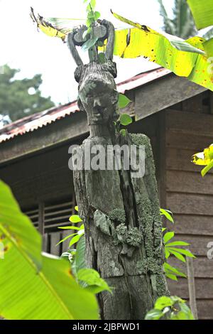 Un totem en bois de forme humaine dans le village de Nanga Raun, Kalis, Kapuas Hulu, Kalimantan occidental, Indonésie. Banque D'Images