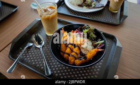 Crevettes, poulet et hamburger Banque D'Images