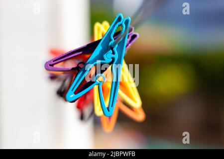 Des crochets colorés sur une ligne de lavage. Banque D'Images