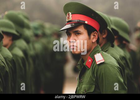 Dien bien Phu, Vietnam - 26 FÉVRIER 2012 : un groupe de jeunes soldats vietnamiens au cours d'un programme de visite des académies militaires vietnamiennes. Banque D'Images