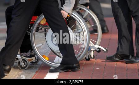 Photo du dossier datée du 21/11/06, d'un patient en fauteuil roulant, car les soignants non rémunérés prennent des heures « toujours plus » et s'inquiètent de plus en plus de leur santé physique et mentale et de la manière dont ils vont faire face financièrement, selon un rapport. Banque D'Images