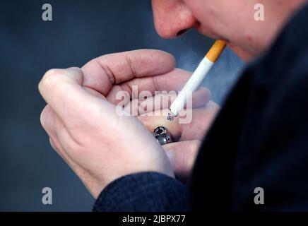 IMAGE POSÉE MON Modèle A: Photo de dossier datée du 12/03/13 d'un homme fume une cigarette. Il faut faire plus pour aider les fumeurs à se débarrasser de leur habitude, un nouvel examen a conclu après qu'il ait constaté que moins de 1 % des fumeurs ont réussi à cesser de fumer après un séjour à l'hôpital. Date de publication : mercredi 8 juin 2022. Banque D'Images