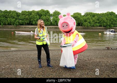 UTILISATION ÉDITORIALE SEULEMENT Vogue Williams prend des litières avec Peppa Pig près de Putney Bridge à Londres pour annoncer son partenariat avec le personnage Hasbro à l'occasion de la Journée mondiale des océans des Nations Unies, qui aura lieu aujourd'hui. Date de publication : mercredi 8 juin 2022. Banque D'Images