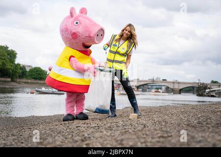 UTILISATION ÉDITORIALE SEULEMENT Vogue Williams prend des litières avec Peppa Pig près de Putney Bridge à Londres pour annoncer son partenariat avec le personnage Hasbro à l'occasion de la Journée mondiale des océans des Nations Unies, qui aura lieu aujourd'hui. Date de publication : mercredi 8 juin 2022. Banque D'Images