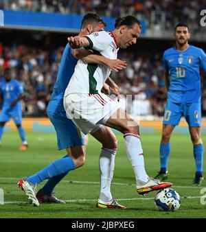 Cesena, Italie. 7th juin 2022. Bryan Cristante (L) de l'Italie rivalise avec Adam Szalai de la Hongrie lors de la Ligue des Nations de l'UEFA Un match de football entre l'Italie et la Hongrie à Cesena, Italie, 7 juin 2022. Crédit: Alberto Lingria/Xinhua/Alay Live News Banque D'Images