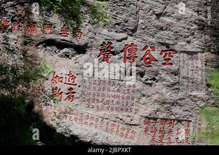 (220608) -- WUYISHAN, 8 juin 2022 (Xinhua) -- la photo prise sur 6 juin 2022 montre les anciennes inscriptions en pierre du mont Wuyi dans la province du Fujian au sud-est de la Chine. Le mont Wuyi, situé dans la province de Fujian, au sud-est de la Chine, est un paysage d'une grande beauté, dans lequel les pics et les rochers de formes grotesques sont girdés par des ruisseaux clairs et embrayés par des arbres verts et des plantes de bambou. En tant qu'habitat pour un grand nombre d'espèces sauvages, il est d'une importance énorme pour la conservation de la biodiversité. Il y a une série de sites archéologiques exceptionnels au mont Wuyi, y compris les vestiges de l'ancien Han D Banque D'Images