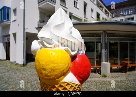 Cornet de crème glacée dans un salon de glace à VarazDiner Garten à Ravensburg, Bade-Wurtemberg, Allemagne, 6.6.22 Banque D'Images