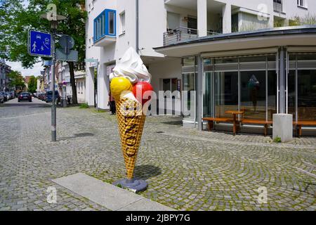 Cornet de crème glacée dans un salon de glace à VarazDiner Garten à Ravensburg, Bade-Wurtemberg, Allemagne, 6.6.22 Banque D'Images