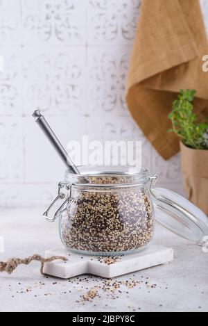 Quinoa rouge, blanc et brun. Banque D'Images
