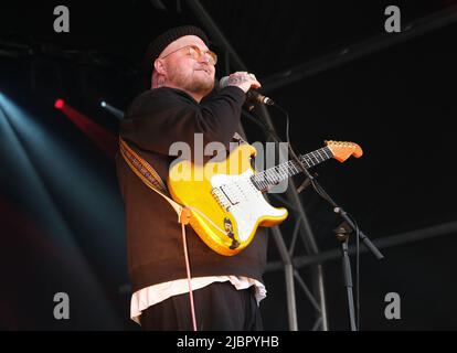 Thom Rylance, chanteur principal des Lottery Winners, se présentant au Wychwood Festival, Cheltenham, Royaume-Uni. 3 juin 2022 Banque D'Images