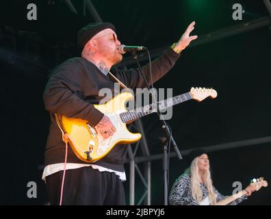 Thom Rylance, chanteur principal des Lottery Winners, se présentant au Wychwood Festival, Cheltenham, Royaume-Uni. 3 juin 2022 Banque D'Images